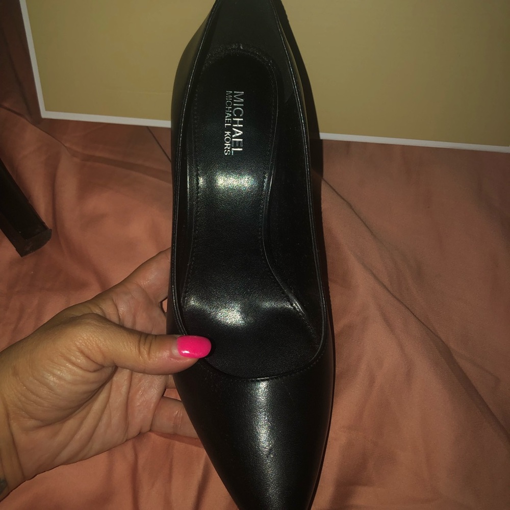 Michael Kors Size 6 Black Punp Heels (authentic)